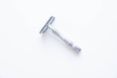 Beyaz arka planda klasik bir metal ustura. Yakın plan. Beyaz arka planda izole edilmiş. Yeniden kullanılabilir bıçak, sıfır atık ürün