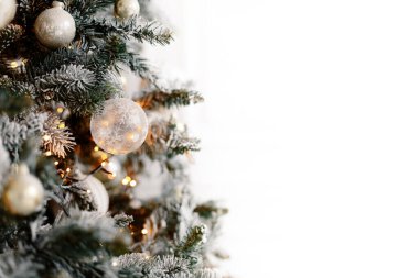 Beyaz arkaplandaki dekore edilmiş Noel ağacı metin için kopyalama alanı