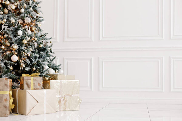 Рождественский фон с шарами, подарками, подарками и украшениями на белом фоне