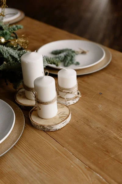 Tafel Geserveerd Voor Kerstdiner Geurkaarsen Versierd Voor Kerstmis Stockfoto