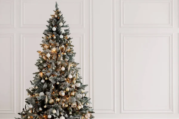 無料のスペースで白い背景にクリスマスボールやおもちゃで飾られた新年の木 ストックフォト
