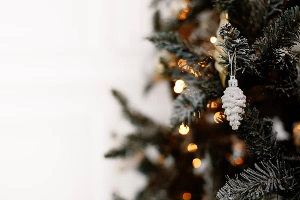 Sebuah Mainan Berbentuk Kerucut Perak Pohon Natal Tahun Baru Dan Stok Foto