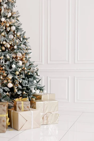 Pohon Tahun Baru Dihiasi Dengan Bola Bola Natal Dan Mainan Stok Gambar Bebas Royalti