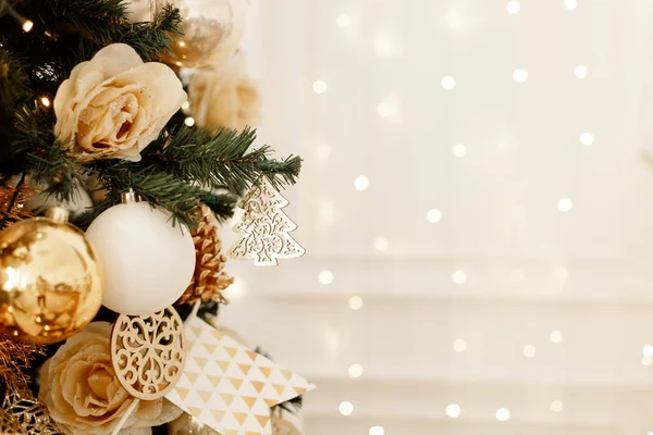 装飾された木 新年とデフォーカスライトのゴールドクリスマスの背景 ストック画像