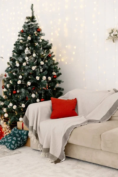 モダンなリビングルームのスペース 大きなスイートに赤い枕とクリスマスツリー付きの快適なソファ 現代デザイナー邸宅 ストックフォト