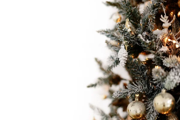 白い背景に孤立したボールや装飾とクリスマスツリーの背景 ストック画像
