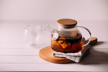 Çaydanlıkta meyve ve böğürtlenli çay. Soğuk algınlığı çayı.