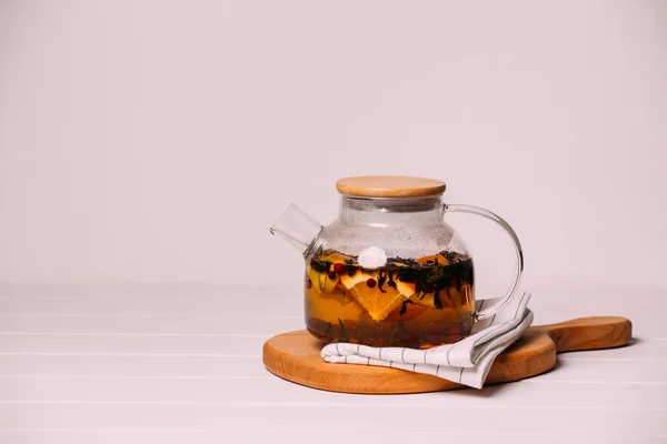 Çaydanlıkta meyve ve böğürtlenli çay. Soğuk algınlığı çayı.