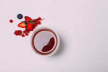 Beyaz arka planda meyve suyu ve böğürtlen