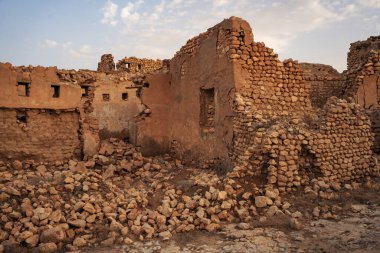 Oasis De Mides, Mides Oasis, Tunus. Çöl kanyonu, Tunus 'un Büyük Kanyonu. Cezayir 'in pansiyonerinin yanında.