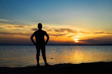 Gün batımı, siluet ve bulutlu gökyüzü - Tunus