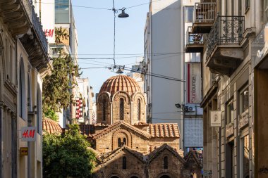 Kasım 2025 Atina, Yunanistan: Antik tarih ve çağdaş Akdeniz metropolüne entegre edilmiş tarihi simgelerle Atina kentinin yoğun kentsel manzarasını gösteriyor.
