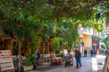 Kasım 2025 Atina, Yunanistan: Antik tarih ve çağdaş Akdeniz metropolüne entegre edilmiş tarihi simgelerle Atina kentinin yoğun kentsel manzarasını gösteriyor.