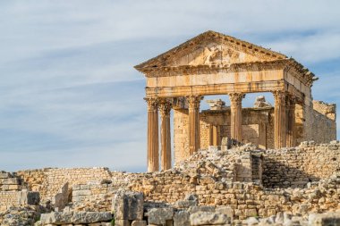 2 Kasım 2025, Dougga arkeolojik alanı, Tunus: Antik Roma şehri Thugga 'ya bakış