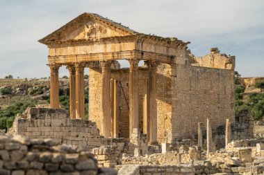 2 Kasım 2025, Dougga arkeolojik alanı, Tunus: Antik Roma şehri Thugga 'ya bakış