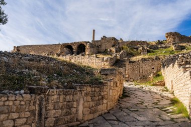 2 Kasım 2025, Dougga arkeolojik alanı, Tunus: Antik Roma şehri Thugga 'ya bakış