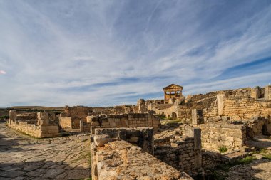2 Kasım 2025, Dougga arkeolojik alanı, Tunus: Antik Roma şehri Thugga 'ya bakış
