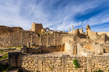 2 Kasım 2025, Dougga arkeolojik alanı, Tunus: Antik Roma şehri Thugga 'ya bakış