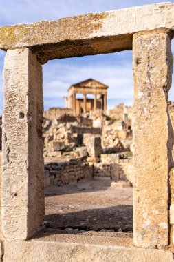 2 Kasım 2025, Dougga arkeolojik alanı, Tunus: Antik Roma şehri Thugga 'ya bakış