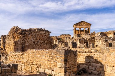 2 Kasım 2025, Dougga arkeolojik alanı, Tunus: Antik Roma şehri Thugga 'ya bakış
