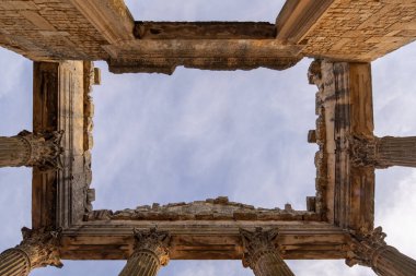 2 Kasım 2025, Dougga arkeolojik alanı, Tunus: Antik Roma şehri Thugga 'ya bakış