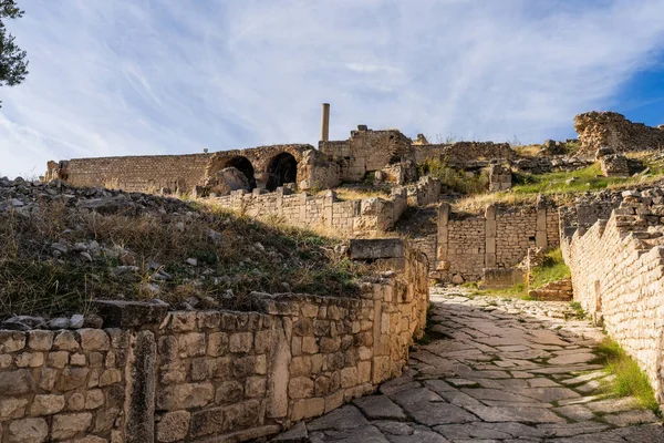 2 Kasım 2025, Dougga arkeolojik alanı, Tunus: Antik Roma şehri Thugga 'ya bakış