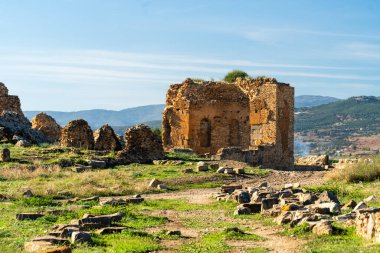 Tunus 'taki Chemtou arkeolojik alanı antik mermer ocakları ve Roma kalıntılarıyla tanınıyor ve antik çağlarda önemli bir yüksek kaliteli taş kaynağı olarak bölgelerin önemini gösteriyor..