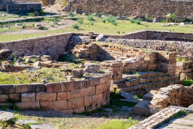 Tunus 'taki Chemtou arkeolojik alanı antik mermer ocakları ve Roma kalıntılarıyla tanınıyor ve antik çağlarda önemli bir yüksek kaliteli taş kaynağı olarak bölgelerin önemini gösteriyor..