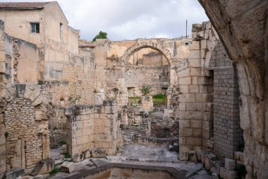 El Kef 'teki (antik Sicca Veneria) Roma arkeolojik bölgesi, kuzey Tunus, görünür taş kalıntıları ve yapısal kalıntıları ile. 2 Kasım 2025.