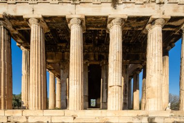 Atina 'nın en iyi korunmuş Yunan tapınaklarından Antik Agora' daki Hephaestus Tapınağı - 15 Kasım 2025.