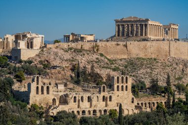 Atina 'nın siluetine hakim olan Partenon ve Akropolis manzarası - 15 Kasım 2025.
