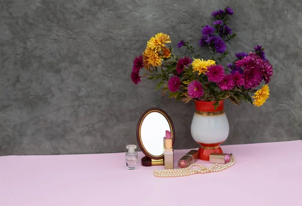 Küçük Yuvarlak Bir Aynanın Yanında Sonbahar Çiçekleri Rujlar Bir Şişe — Stok fotoğraf