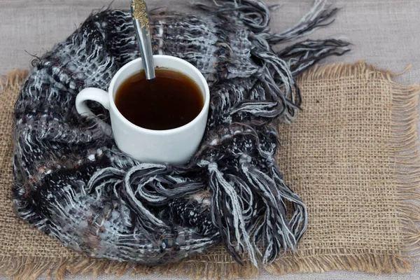 Jute Napkin White Cup Tea Wrapped Warm Woolen Scarf — Stock Photo, Image