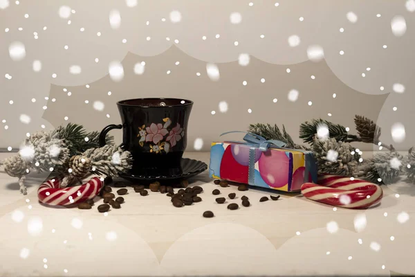 Чашка Кофе Стоит Фоне Летающих Снежинки Хвойные Ветви Подарочная Коробка — стоковое фото