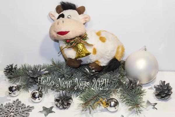 White Background Toy Bull Golden Bell Standing Spruce Branches Nearby — Stock Photo, Image