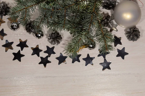 圣诞作文是银色的 参天大树的枝干 一个大圆球 圆锥形的 还有星形的圆锥形的圆锥 躺在一个白色的背景上 — 图库照片