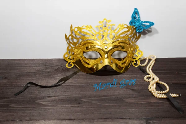 Uno Sfondo Scuro Trova Una Maschera Carnevale Oro Nelle Vicinanze — Foto Stock