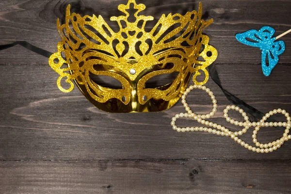 Fundo Escuro Encontra Uma Máscara Carnaval Dourado Perto Estão Pérolas — Fotografia de Stock