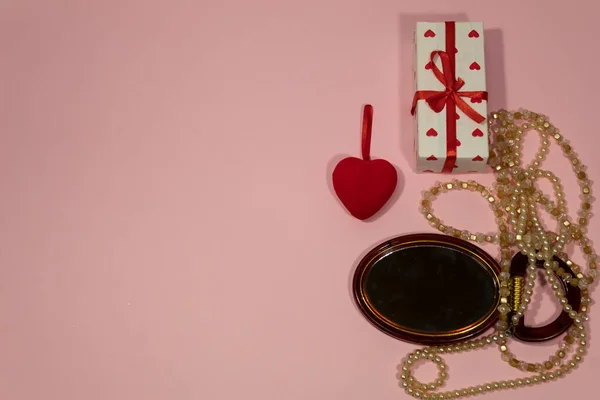 Uno Sfondo Rosa Trova Uno Specchio Ovale Perline Una Scatola — Foto Stock