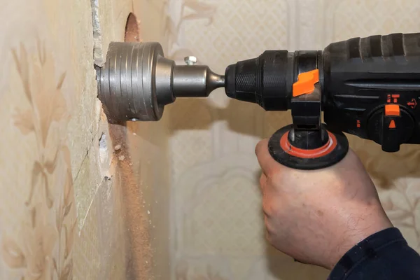 Der Mann Macht Mit Einem Bohrer Löcher Die Wand — Stockfoto