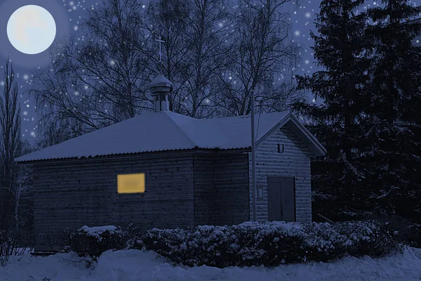 冬季风景 在明亮的星空下 有一个大月亮 有一座木制的小教堂 附近有白雪覆盖的树木和灌木丛 — 图库照片