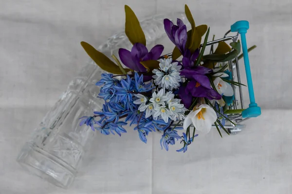 Zicht Van Bovenaf Voorjaarsbloemen Een Supermarkt Trolley Vlakbij Ligt Een — Stockfoto