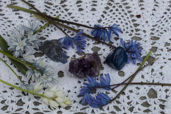 Bahar Çiçekleri Mavi Tonlarda Yarı Değerli Taşlar Ametist Agate Sodalit — Stok fotoğraf