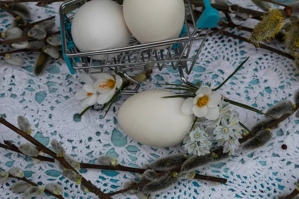 Ein Spielzeugwagen Mit Eiern Sitzt Auf Einer Weißen Spitzenserviette Der — Stockfoto