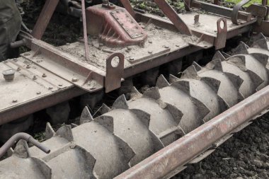 Araziyi işlemek için traktöre monte edilmiş eklentiler. 