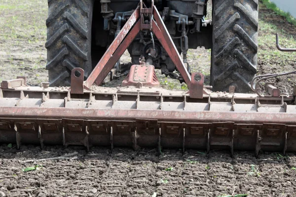 Tractor Cultiva Suelo Primavera Con Cultivador — Foto de Stock