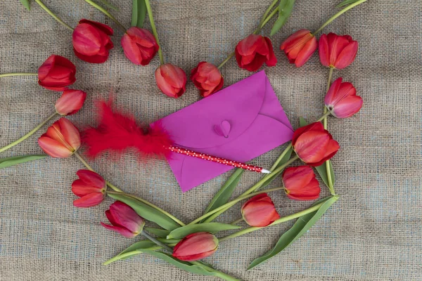 Der Mitte Des Herzens Aus Tulpenblumen Befindet Sich Ein Umschlag — Stockfoto