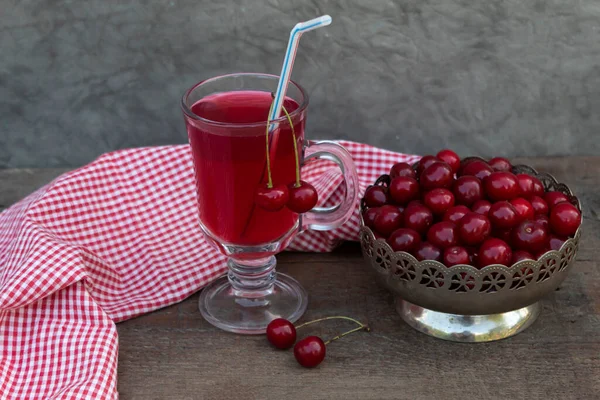 Fondo Una Servilleta Cuadros Roja Hay Jarrón Con Cerezas Una —  Fotos de Stock