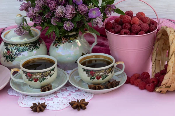 Table Two Cups Coffee Sugar Bowl Bouquet Clovers Bucket Raspberries — Stock Photo, Image