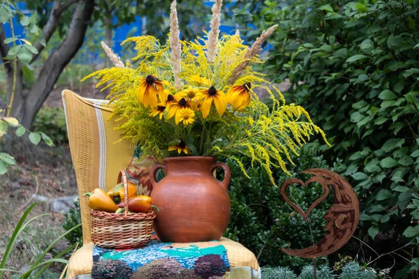 Auf Einem Alten Stuhl Liegt Ein Krug Mit Gelben Blumen — Stockfoto